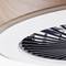 Moderný stropný ventilátor s geometrickým vzorom na lopatkách v dobre osvetlenej miestnosti.