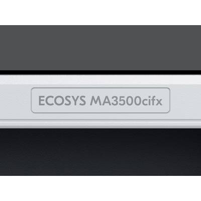 Sivá kovová tabuľka s nápisom 'ECOSYS MA3500cifx', umiestnená na čiernom a sivom pozadí.