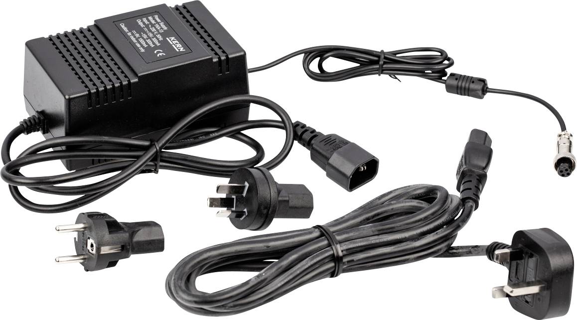 Čierna sieťová nabíjačka s viacerými medzinárodnými adaptérmi, káblami a zásuvkou. Vhodná pre rôzne elektronické zariadenia.
