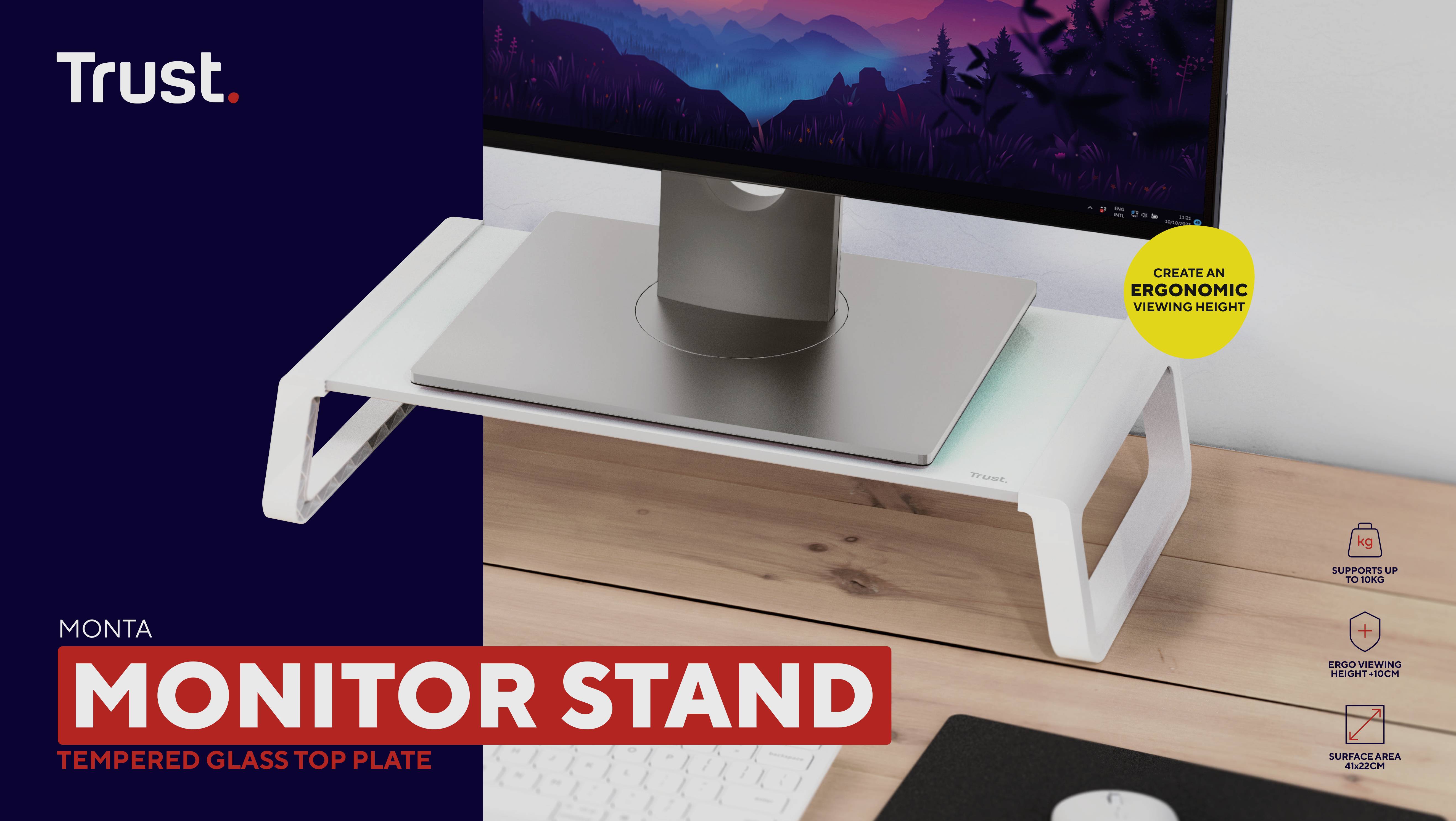 Plochý stojan na monitor z tvrdeného skla s bielou konštrukciou. Nad stojanom je umiestnený monitor. Pod monitorom leží laptop.