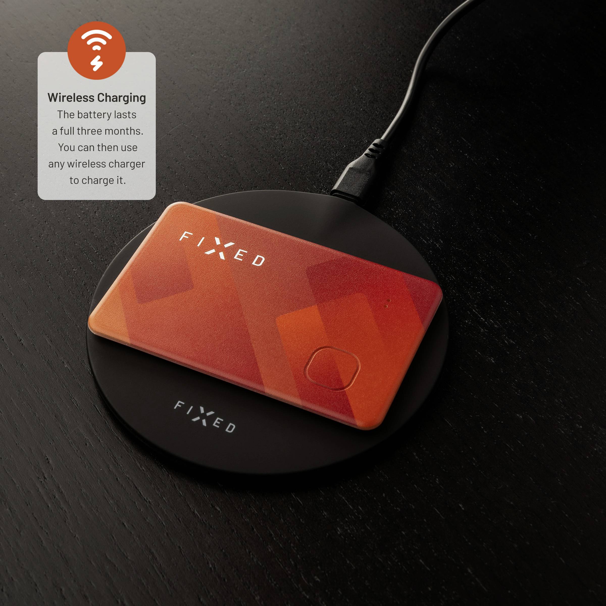 Červená RFID karta leží na čiernej bezdrôtovej nabíjačke. Text na karte: 'FIXED'. Nadpis: 'Bezdrôtové nabíjanie'.