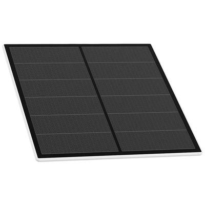Jednotlivý solárny panel s obdĺžnikovým tvarom, čiernym povrchom a jemnými líniami štruktúrujúcimi solárne bunky, umiestnený na bielom pozadí.