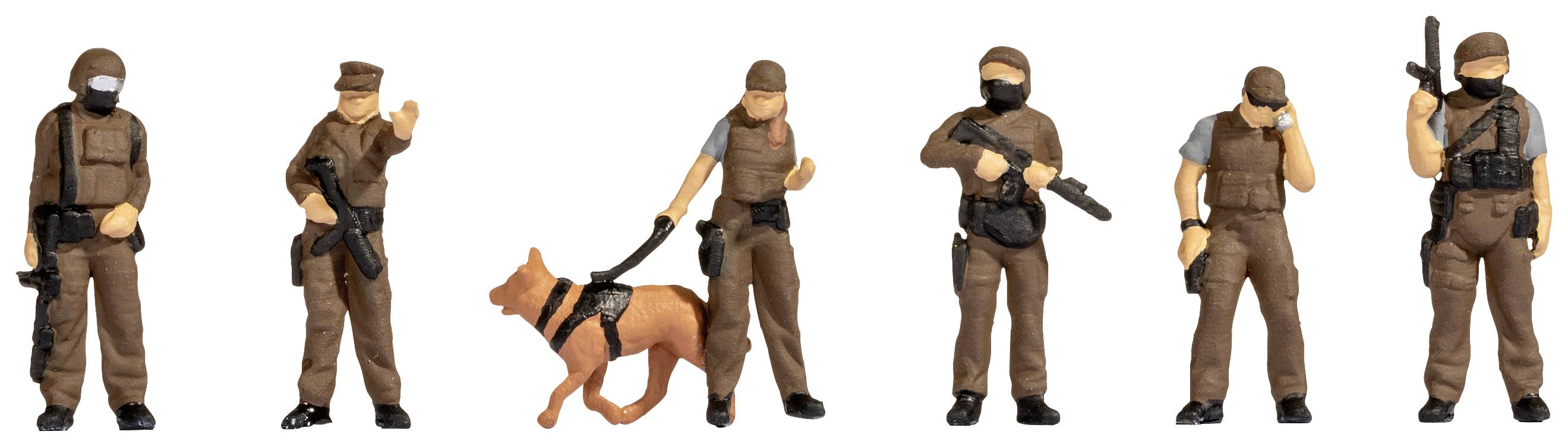 Šesť miniatúrnych figúrok vojakov, jeden vedie psa na vôdzke, všetci v militárnej výstroji a čiastočne ozbrojení.