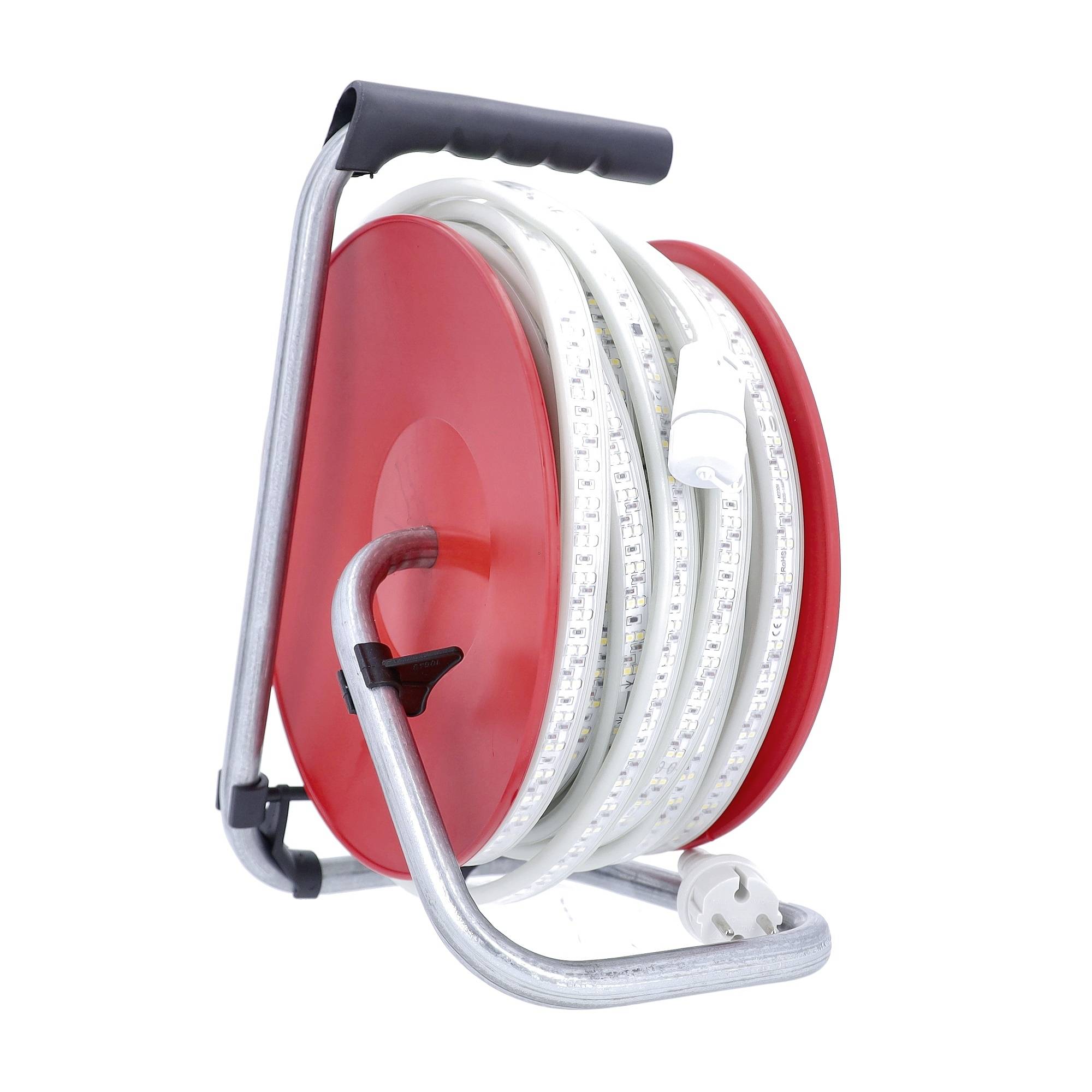 Biela káblová cievka na sivom kovovom stojane s čiernou rukoväťou a červeným plastovým okrajom. Vhodná na bezpečné uskladnenie a používanie káblov.