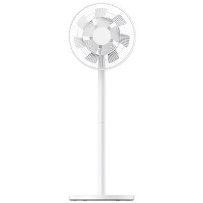Biely stojanový ventilátor s kruhovým krytom a nastaviteľným stojanom, vhodný na chladenie miestnosti.