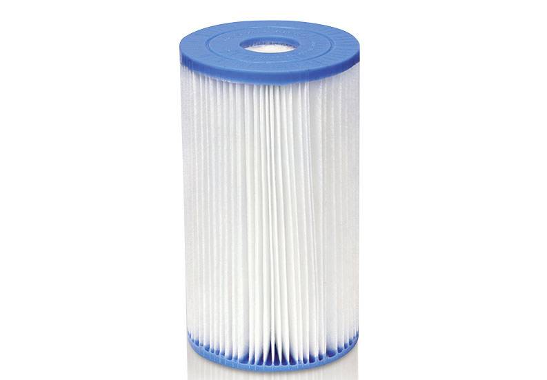 Valcový vodný filter s modrým okrajom a bielymi záhybmi, používaný na čistenie vody v bazénoch alebo filtračných systémoch.