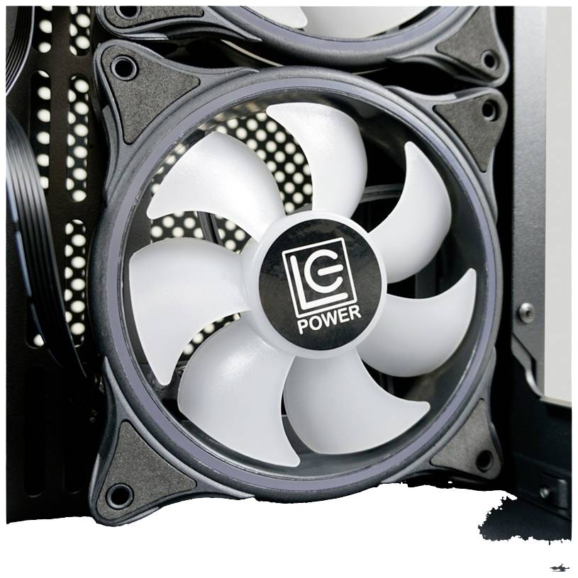 Detailný záber ventilátora počítačovej skrine so šiestimi bielymi lopatkami a nápisom 'LC Power' v strede ventilátora.