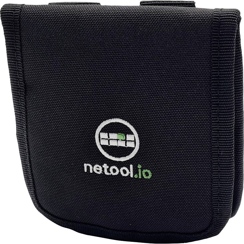 Čierna taška s bielym logom a zeleným textom 'netool.io' na prednej strane.