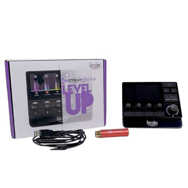 Audio rozhranie na stole; obsahuje box, rozhranie, USB kábel, zapaľovač; text na boxe: Stream 200 XLR, Level Up.
