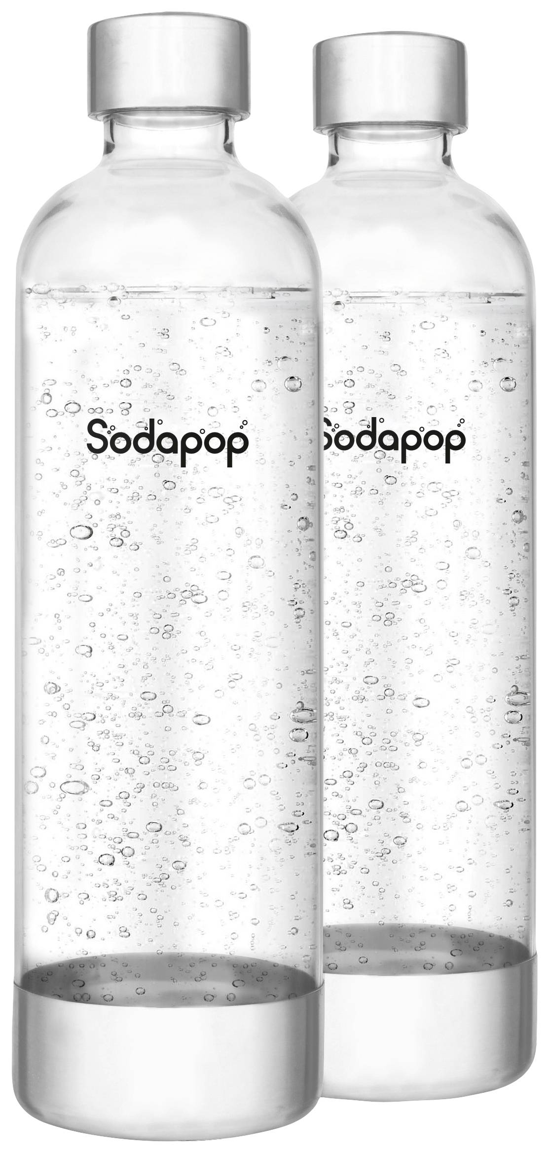 Dve priehľadné fľaše na sýtenú vodu so striebornými uzávermi, naplnené perlivou vodou. Na oboch fľašiach nápis 'Sodapop'.