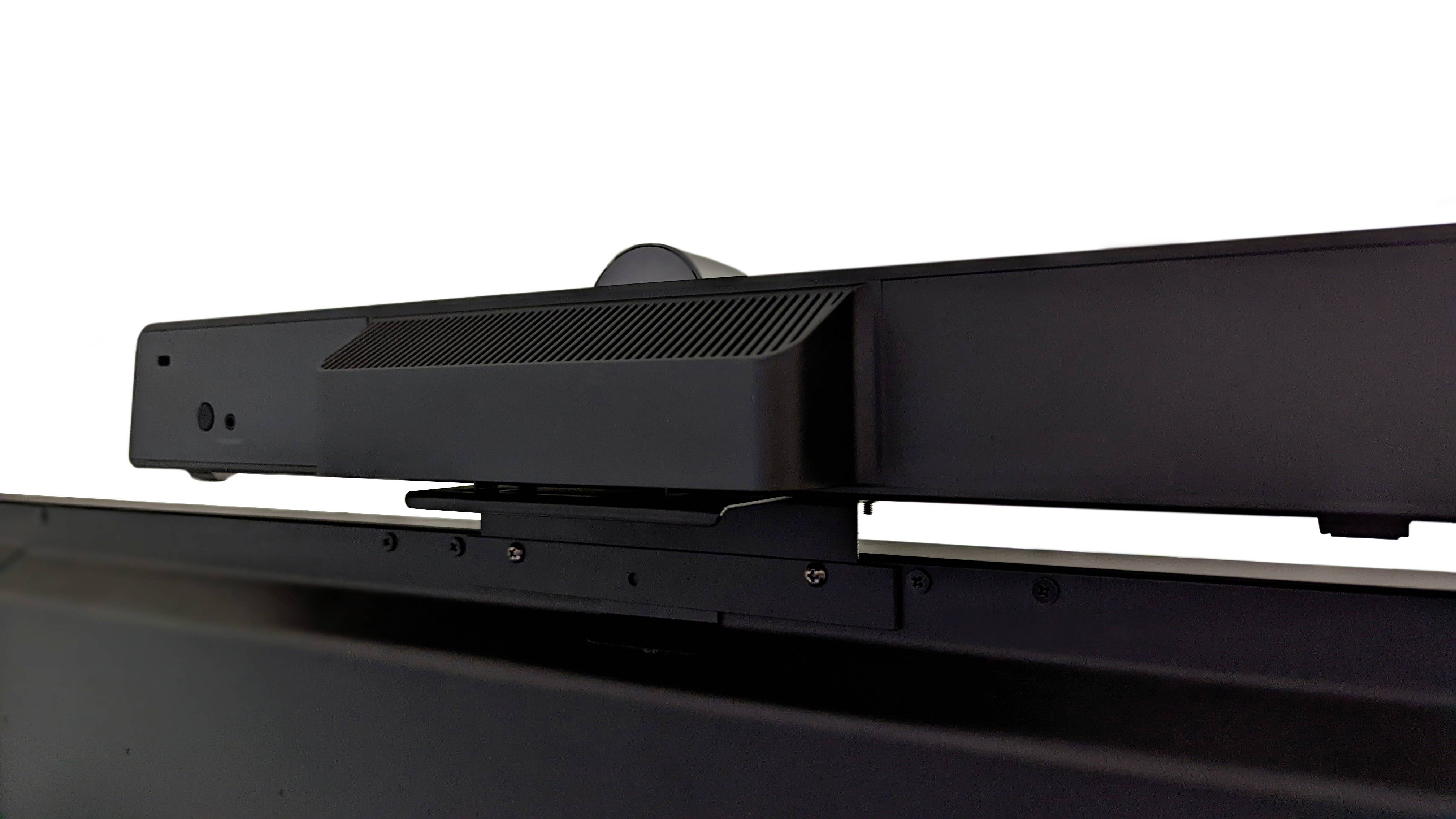 Čierna kamera je namontovaná na obrazovke a slúži ako videokonferenčné zariadenie.