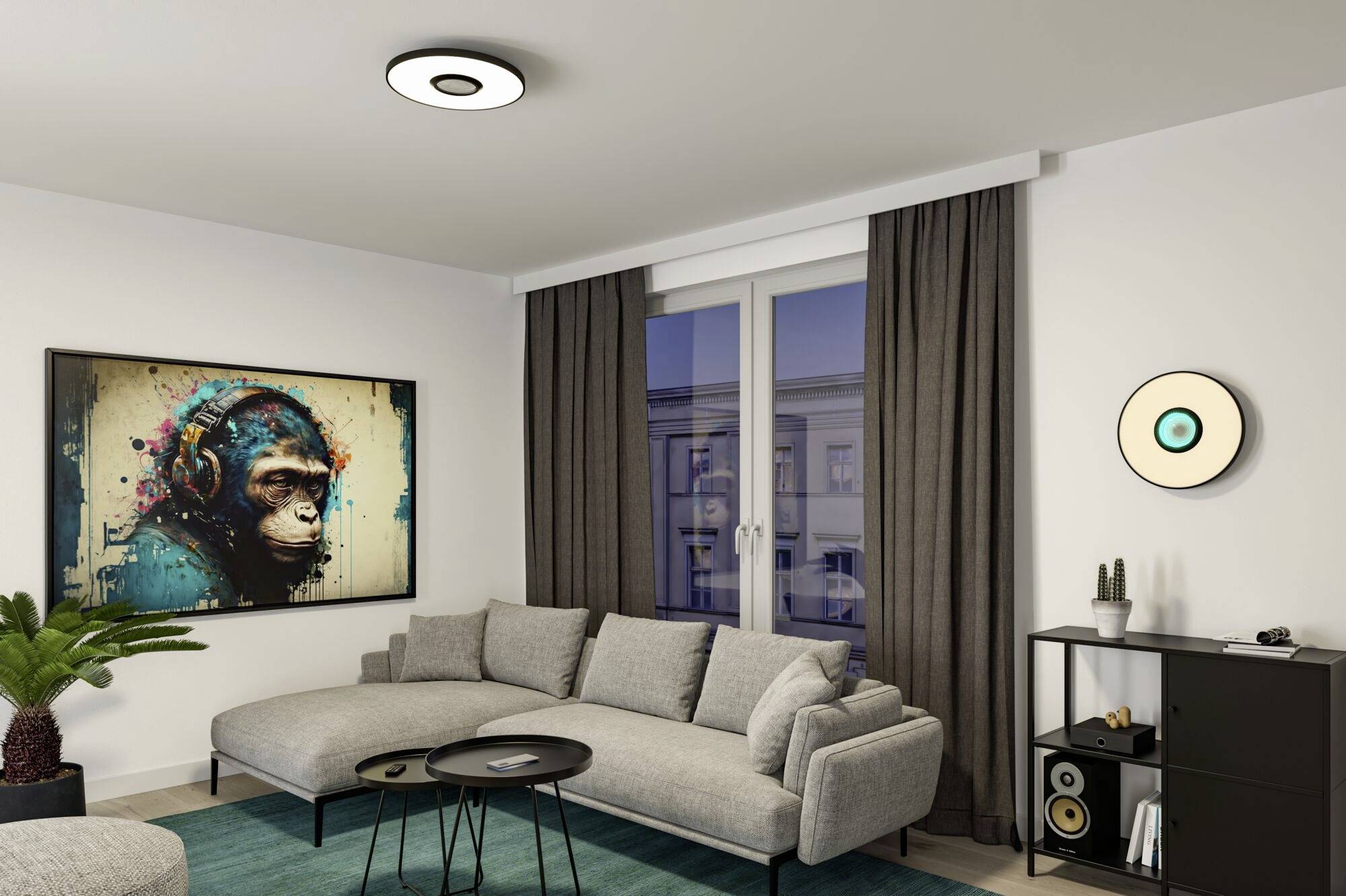 Moderná obývacia izba so sivou pohovkou, príručnými stolíkmi a umeleckým dielom s opicou v slúchadlách na stene vedľa veľkého okna.