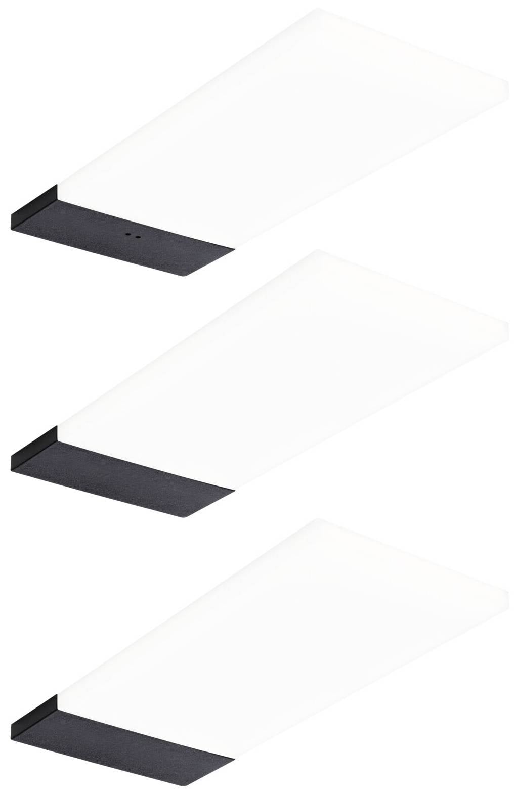Tri biele obdĺžnikové stropné svietidlá s čiernymi krytmi, usporiadané v zvislom rade. Minimalistický dizajn.