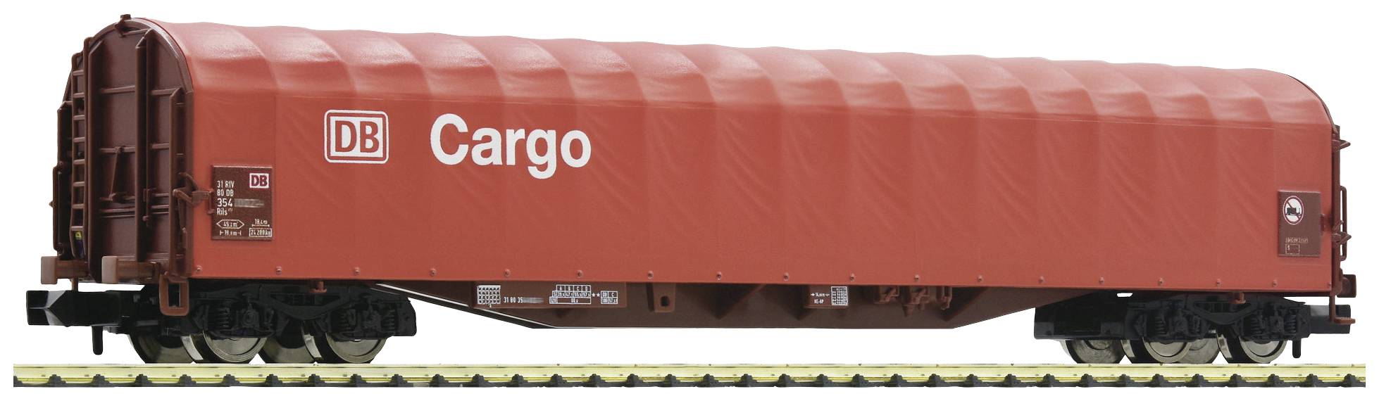 Červený nákladný vagón so štítkom 'DB Cargo' na koľajniciach. Vagón má uzavretú štruktúru a je vhodný na prepravu tovaru.