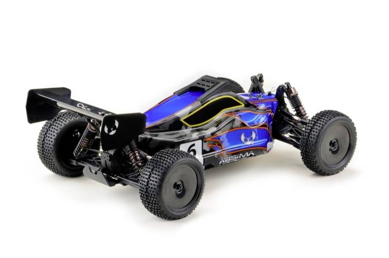 Diaľkovo ovládané auto v štýle buggy s modrým lakom a čiernym zadným krídlom, zobrazené na bielom pozadí.
