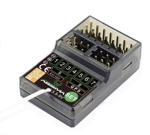 Čierna elektronická jednotka s viacerými slotmi a káblovým pripojením, často používaná v riadení modelárskych motorov.