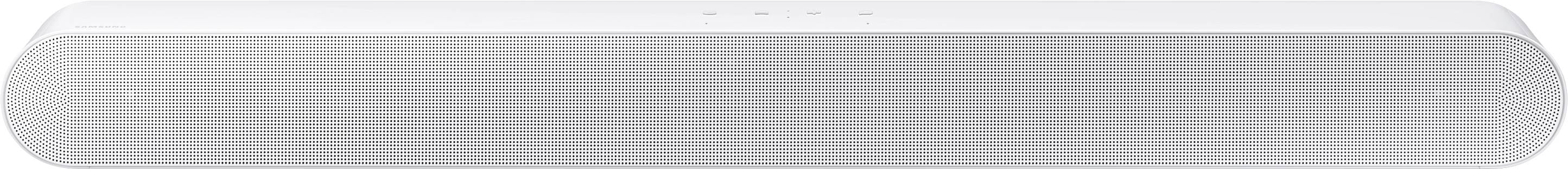 Biela soundbar s minimalistickým dizajnom, pozostávajúca z úzkeho, obdĺžnikového telesa a vpredu opatrená mriežkou.