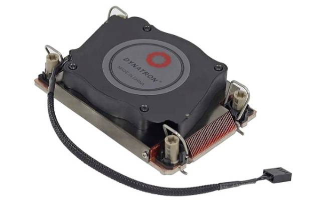 Chladič CPU s ventilátorom a chladičom, prepojený spleteným káblom a zástrčkou. Výrazné okrúhle logo na hornej strane.