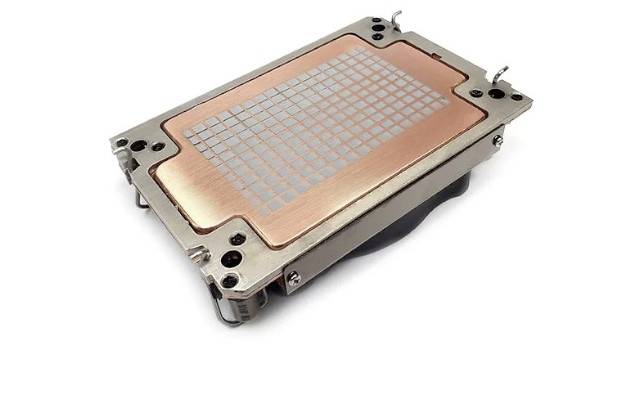 Chladič CPU so základňou z medi a hliníkovými lamelami, navrhnutý na odvádzanie tepla v počítačoch.