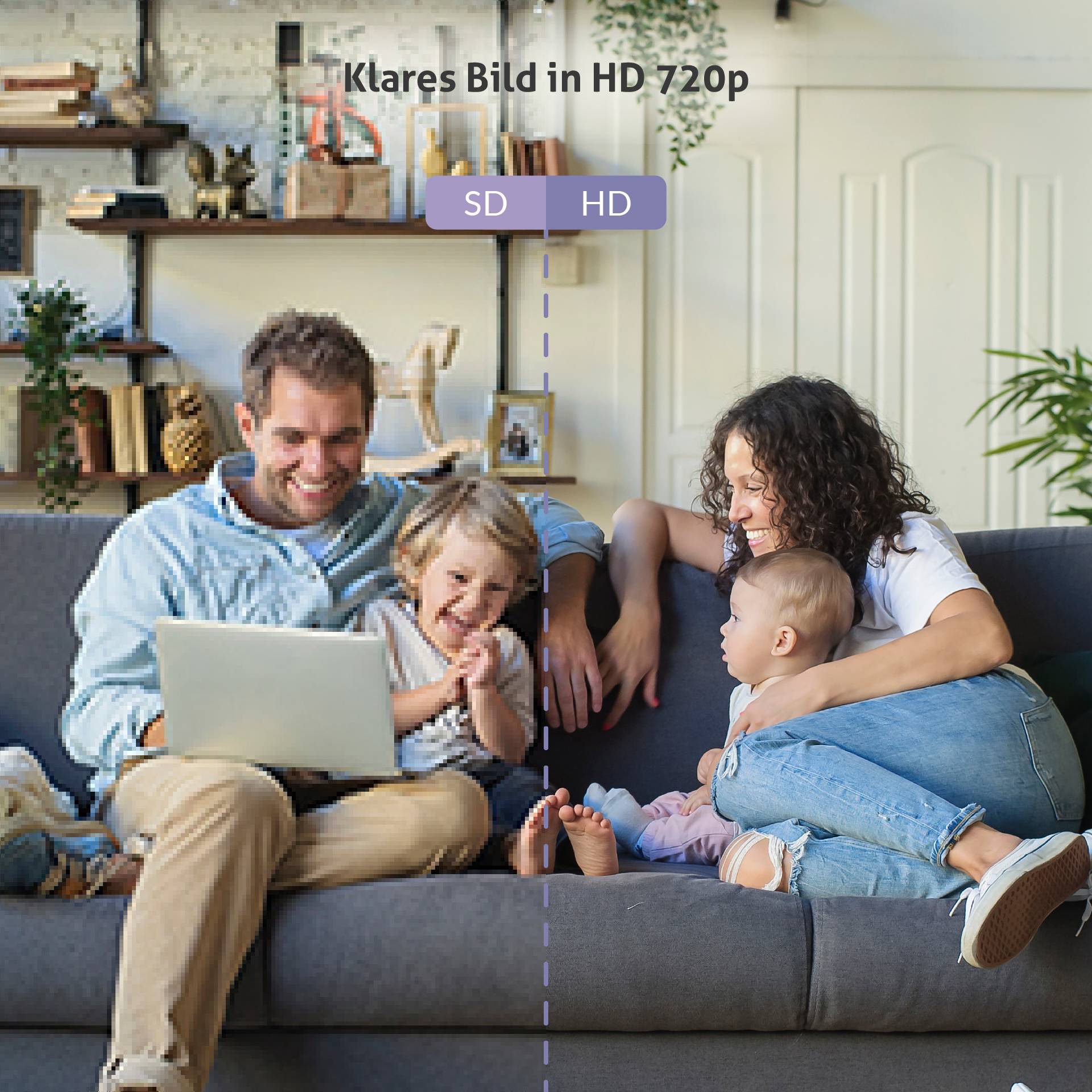 Muž a žena sedia na gauči s dvoma deťmi, usmievajú sa a spoločne sa pozerajú na notebook.