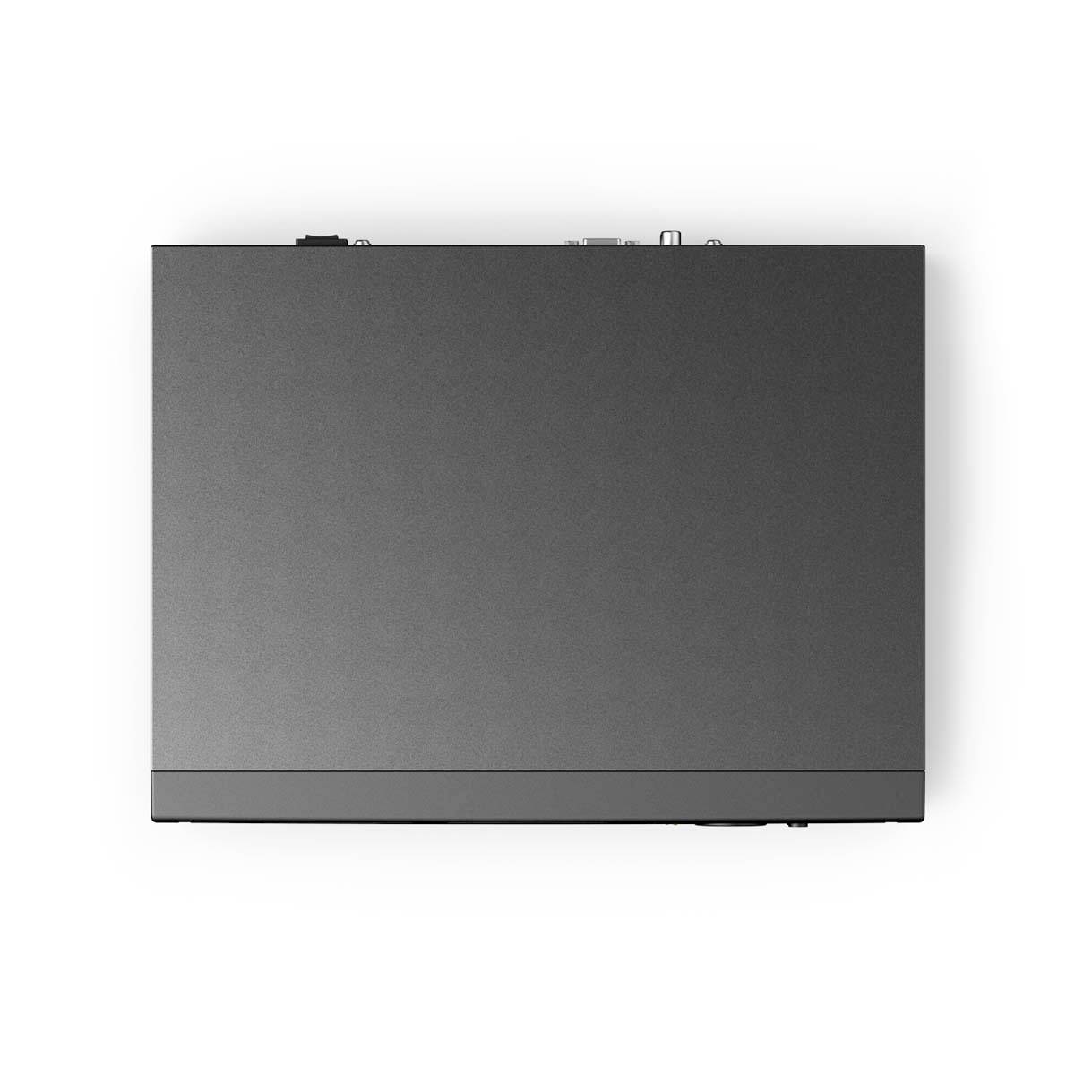 Na bielom povrchu leží zatvorený čierny laptop. Hore sú viditeľné malé porty a zadná kamera.