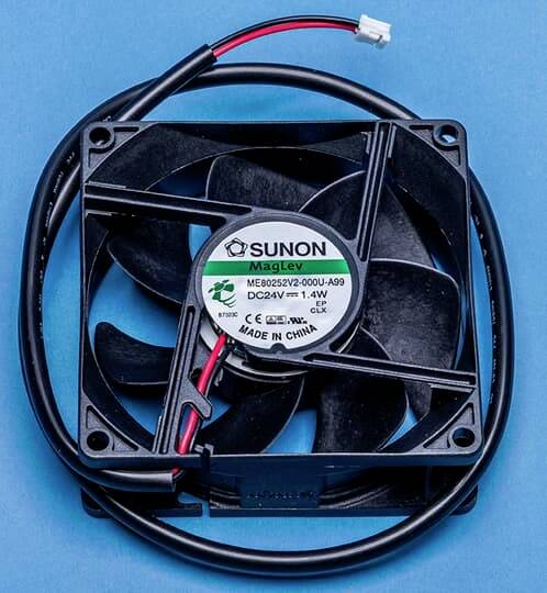 Čierny počítačový ventilátor s káblom. Na nálepke je napísané: 'SUNON', model 'ME80252V2-000U-A99', 24V, 1,4W, 'Vyrobené v Číne'.