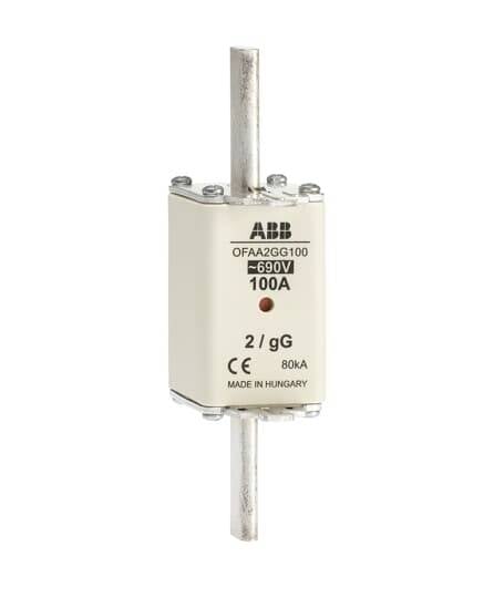 Elektrická vysokovýkonová poistka od ABB s napätím 690V a prúdom 100A, model OFAA2GG100. Tvar puzdra valcovitý, poznámka 'Vyrobené v Maďarsku'.