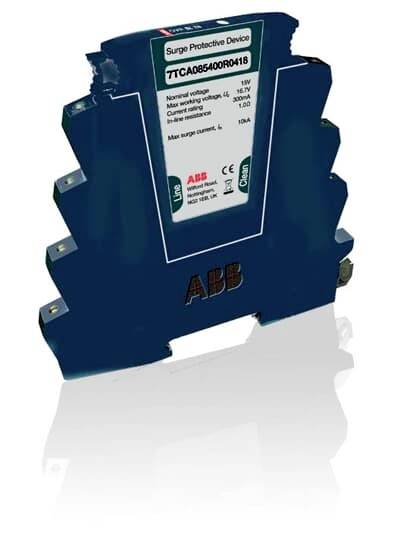 Zariadenie na ochranu pred prepätím s modrým krytom a logom ABB. Menovité napätie: 18 V. Maximálny reziduálny prúd: 10 A. Chráni elektrické komponenty.