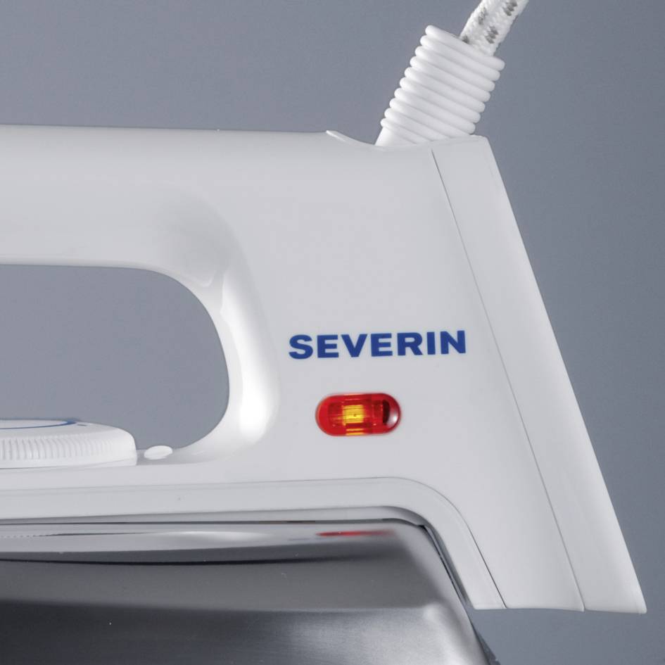 Elektrická žehlička s bielou rukoväťou a vyznačeným názvom 'Severin'. Červená kontrolka signalizuje prevádzkový stav.