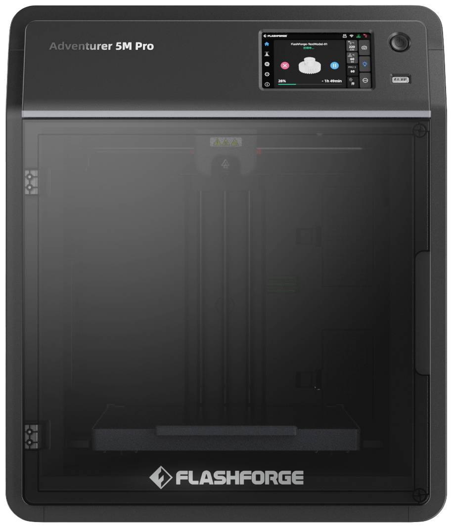 3D tlačiareň Flashforge Adventurer 5M Pro. Čierne telo, displej v pravom hornom rohu zobrazuje stav tlače. Dvere vpredu s priehľadným oknom.