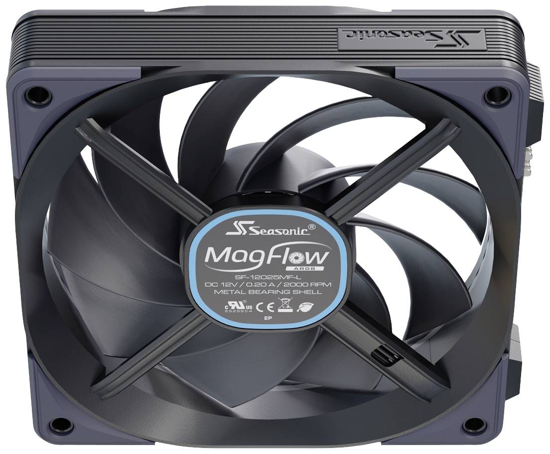 Počítačový ventilátor značky 'Seasonic', model 'MagFlow', s čiernym rámom a sivými lopatkami ventilátora, pohľad zhora.