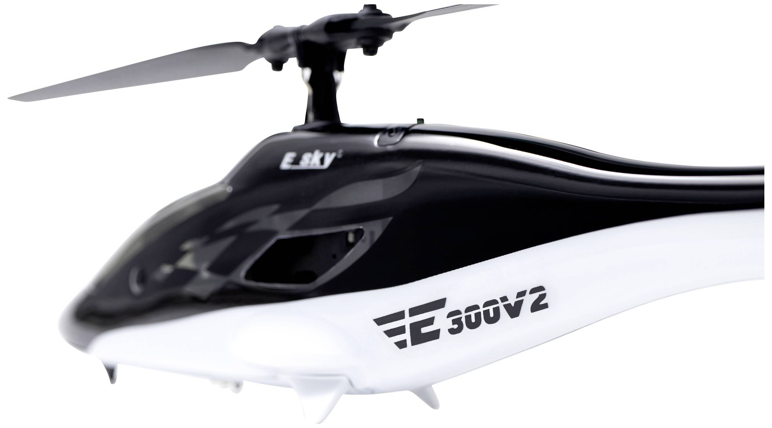 Detailný záber čierno-bieleho modelárskeho vrtuľníka s nápisom 'E sky F300 V2' na boku.