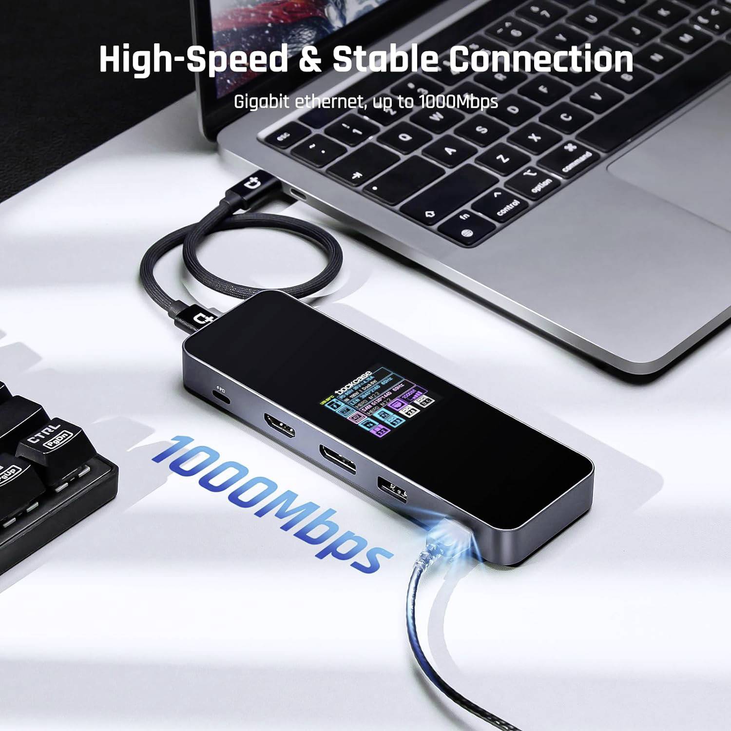 Notebook je pripojený cez USB-C hub s viacerými portami. Nápis '1000Mbps' naznačuje rýchle sieťové pripojenie.
