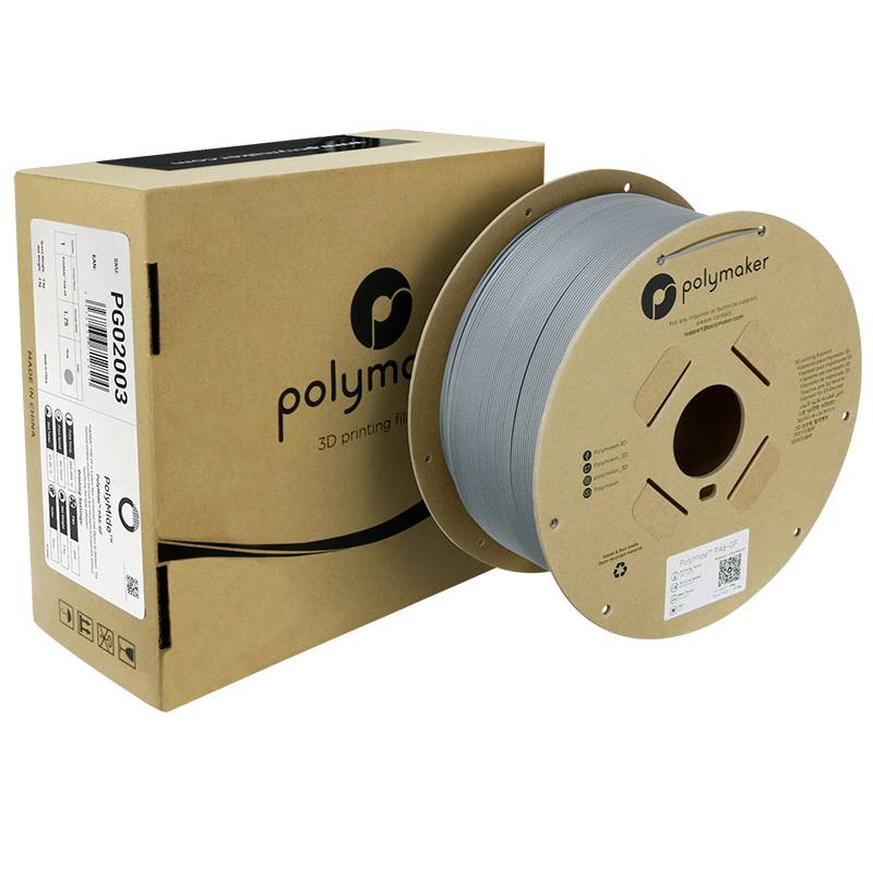 Špulka sivého 3D tlačiarenského filamentu od spoločnosti Polymaker vedľa jeho obalu.