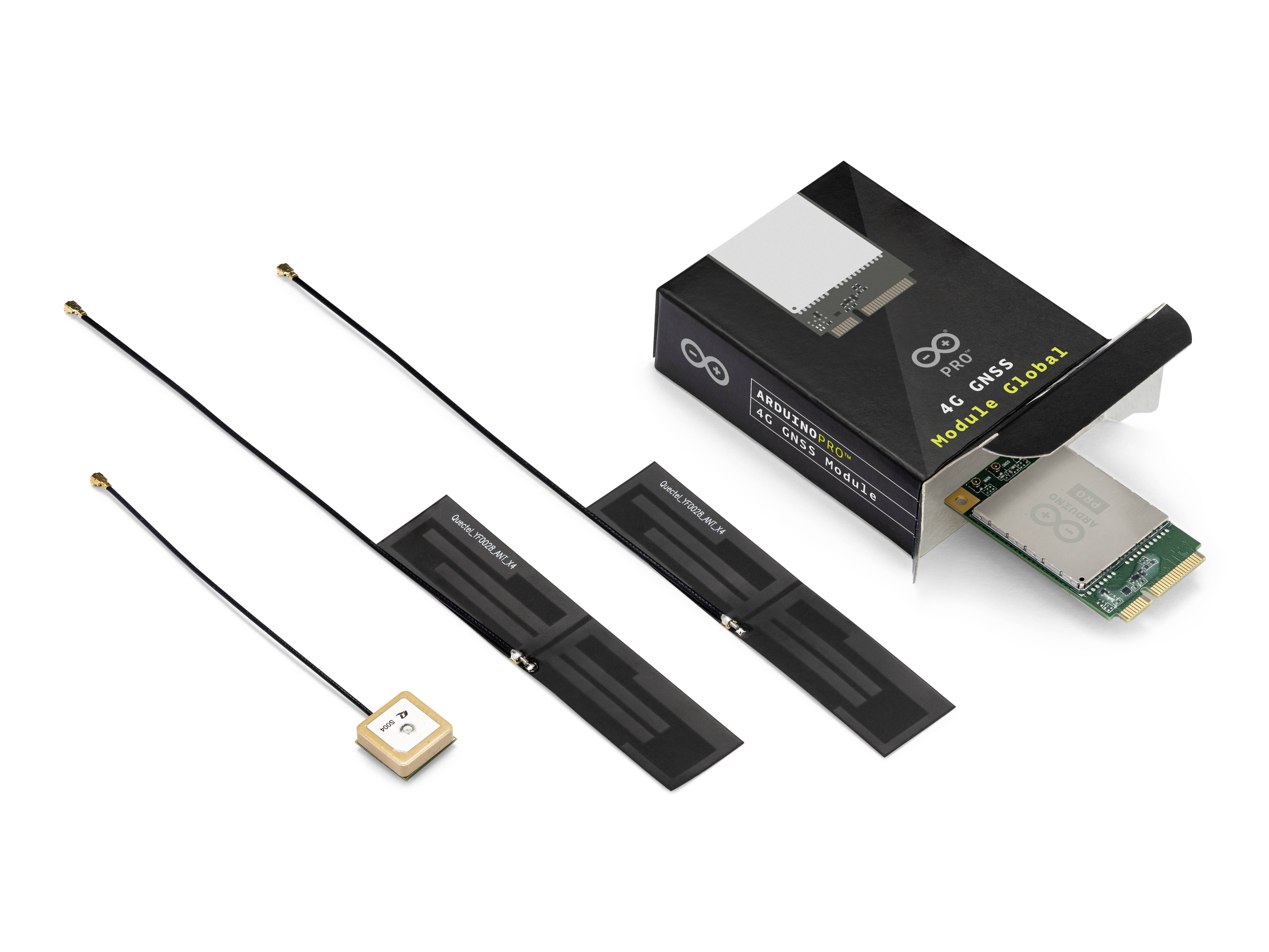 Otvorený balík s Arduino kitom, vrátane antén a modulov pre bezdrôtovú komunikáciu, na bielom pozadí.