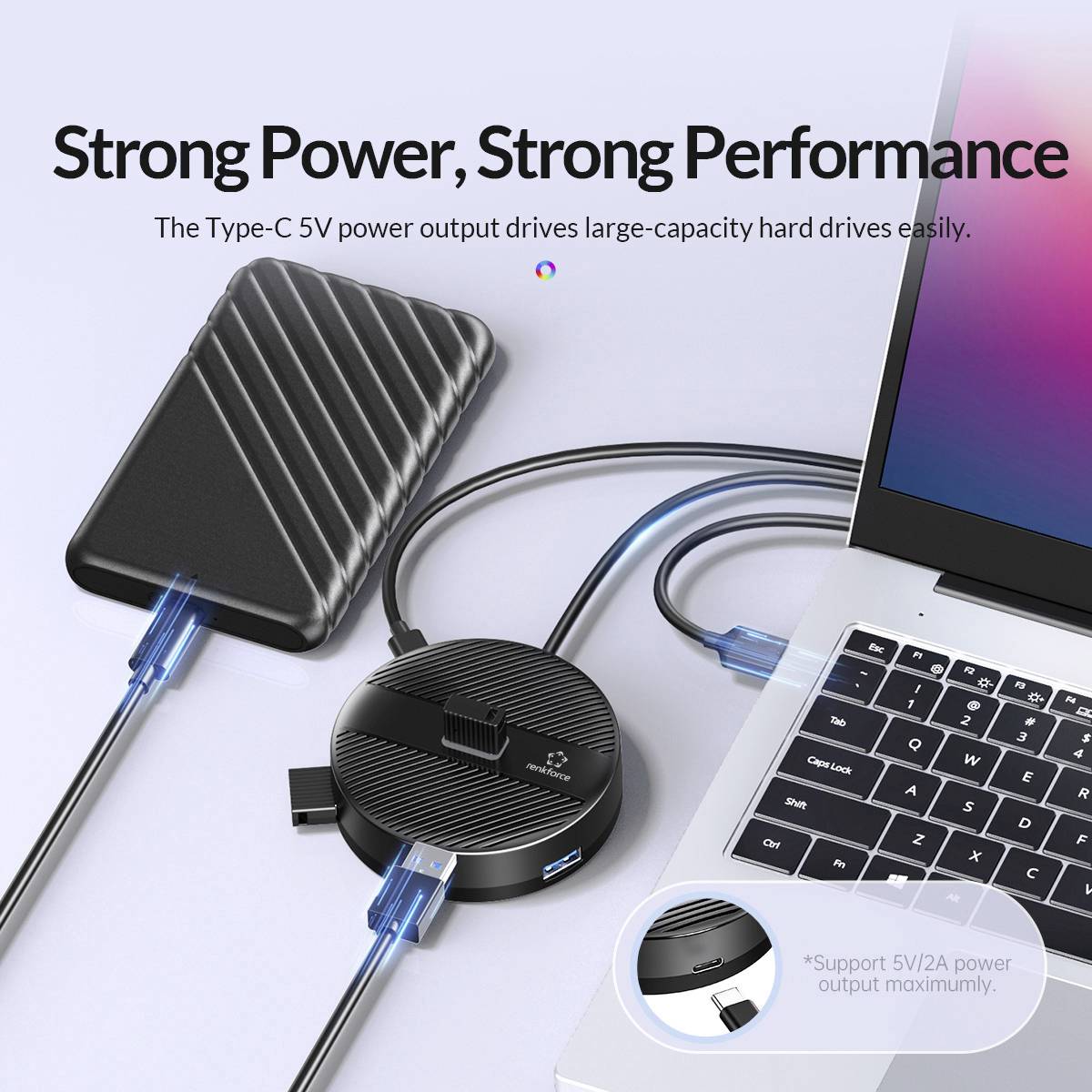 Čierny externý disk a USB-C hub ležia s niekoľkými pripojenými káblami na bielom povrchu. Text: 'Silný výkon, silný výsledok'.