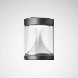 Moderná, valcovitá vonkajšia lampa so sklenenými priehľadnými šošovkami a ohnutým vnútorným reflektorom, namontovaná na stene.