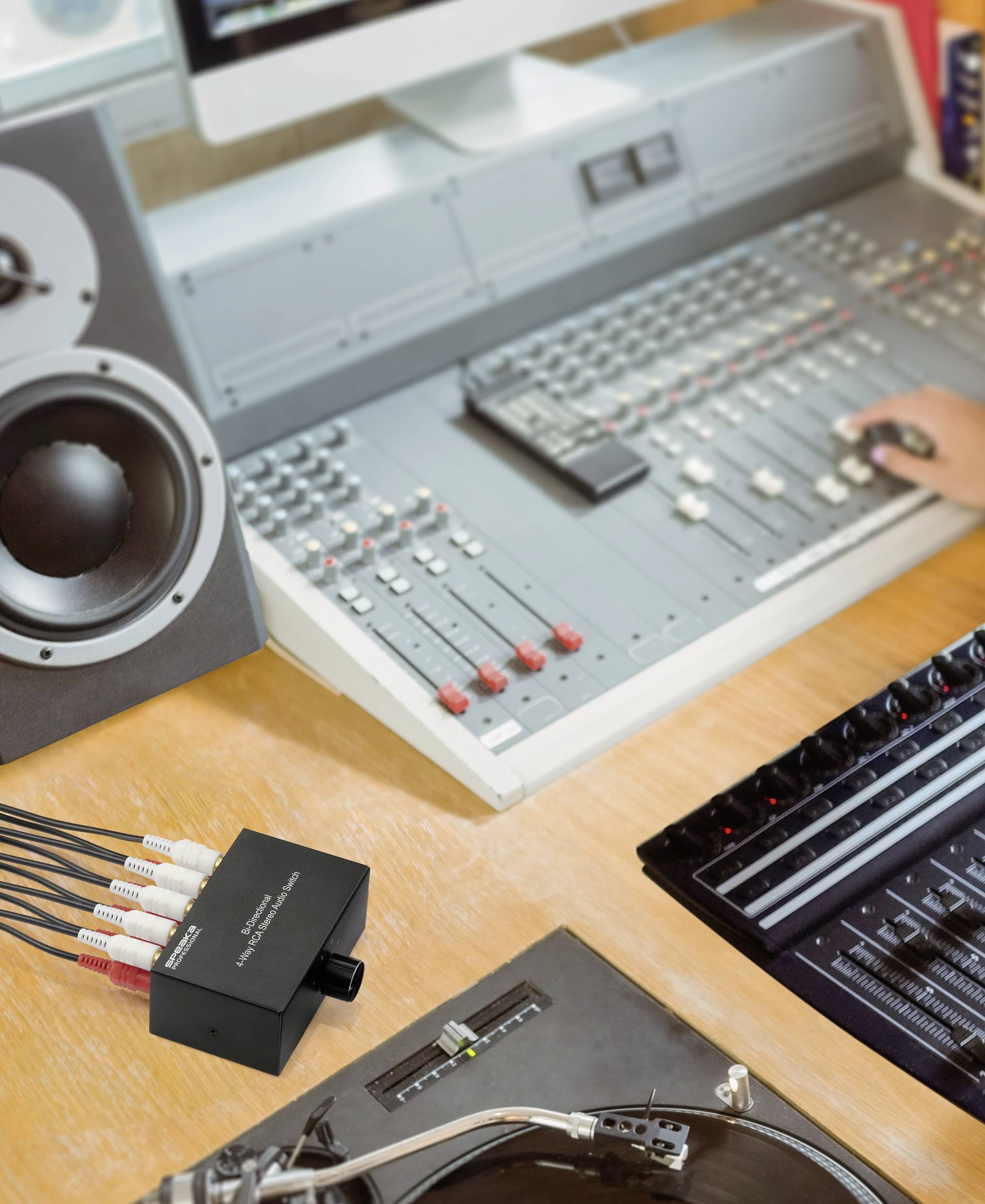 Zvuková technika - štúdio s mixážnym pultom, reproduktormi a audiovybavením, znázorňujúce aktívne rozvodové audio riešenie na stole.