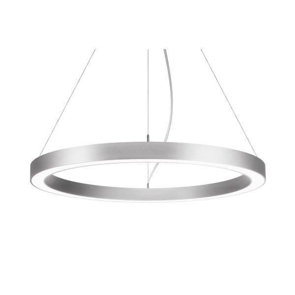 Moderná, okrúhla závesná lampa z kovu s LED osvetlením. Zavesená je na troch tenkých lanách a má minimalistický dizajn.