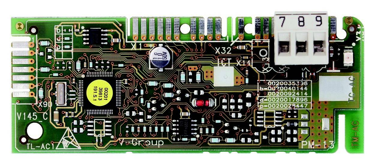 Detailný záber zelenej dosky plošných spojov s rôznymi elektronickými komponentmi, kontaktmi a kódovanými číslami.