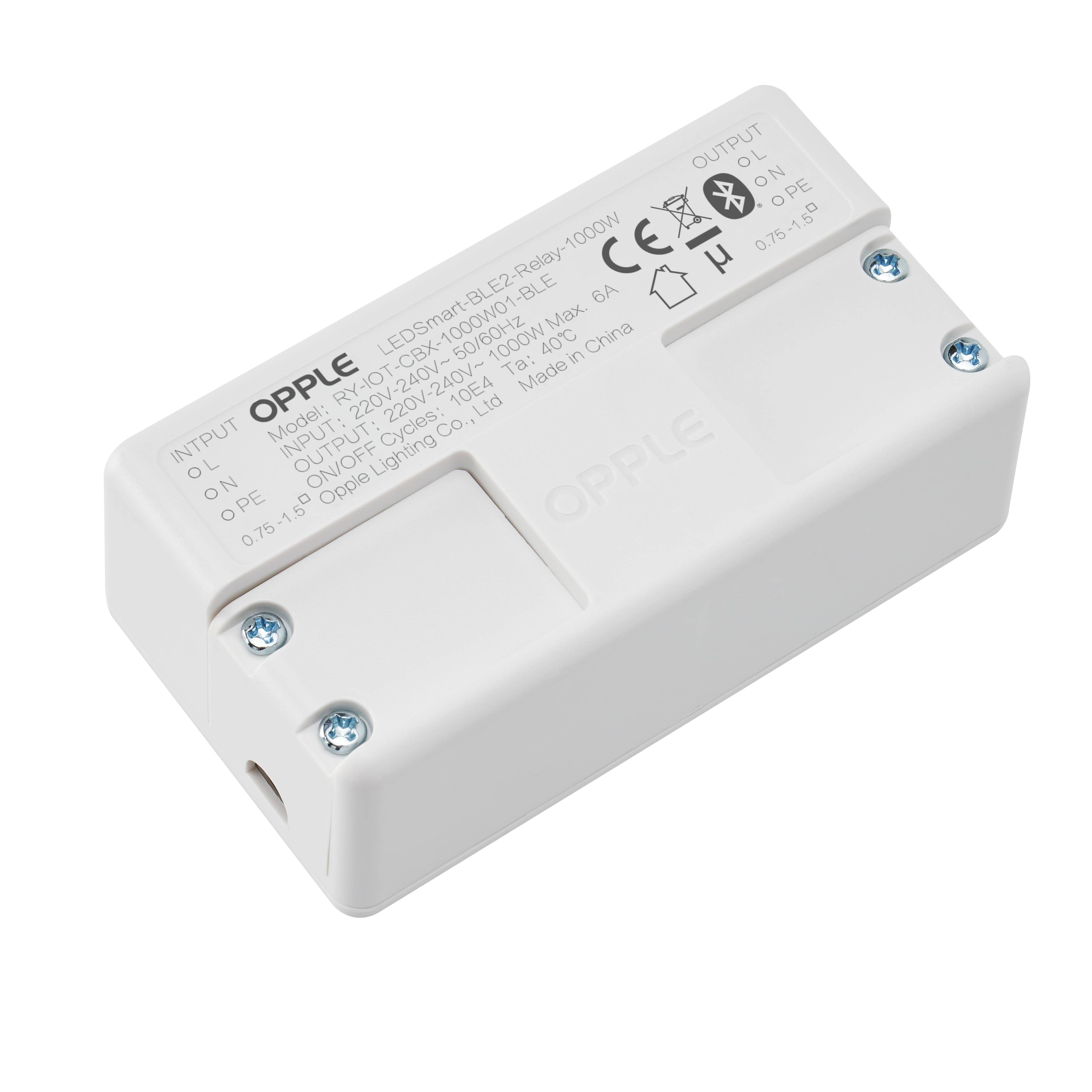 Biele, obdĺžnikové elektronické zariadenie so skrutkami v rohoch zobrazuje technické údaje a firemné logo na hornej strane.