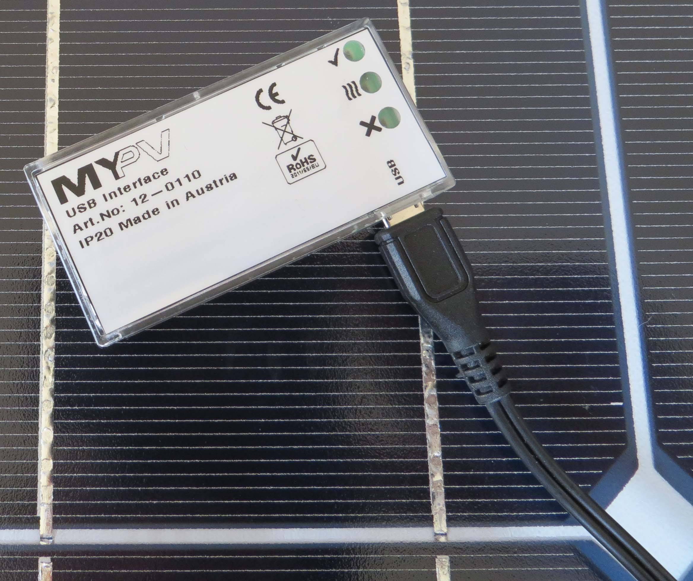 USB rozhranie zariadenia s nápisom 'MPV', 'Art.č.: 12-010', 'IP20 Vyrobené v Rakúsku', pripojené k solárnemu panelu.