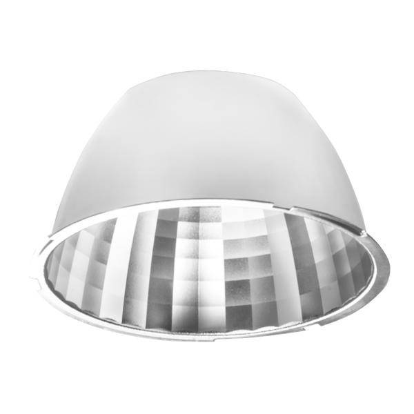Stropná lampa so strieborným vnútorným zrkadlom a bielym vonkajším tienidlom, ktorá rovnomerne rozptyľuje svetlo v miestnosti.