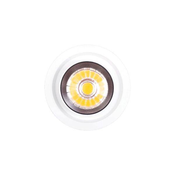 LED stropný reflektor s bielym rámom a žltým svetlom uprostred, pohľad spredu zdola.