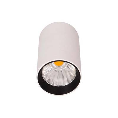 Biely cylindrický LED stropný reflektor visí zo stropu. Vo vnútri je viditeľná reflexná plocha okolo LED svetelného zdroja.
