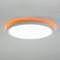 Okrúhle stropné svietidlo s bielym svetlom v strede a oranžovým odleskom na okraji. Rovnomerne osvetľuje priestor.