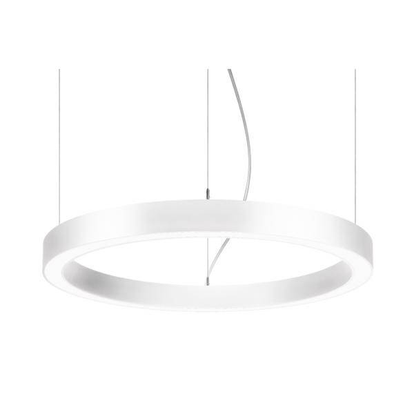 Moderná, guľatá závesná lampa s jednoduchým bielym kruhovým dizajnom, zavesená na tenkých lanách. Vhodná do súčasných interiérov.