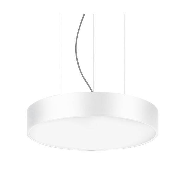 Moderná biela závesná lampa s okrúhlym tienidlom, zavesená na tenkých lanách. Vhodná pre minimalistické interiéry.