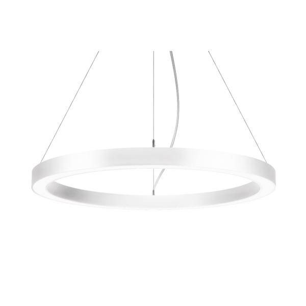 Kruhová, moderná závesná lampa z kovu s minimalistickým dizajnom, zavesená na tenkých lanách. Vhodná do interiéru.