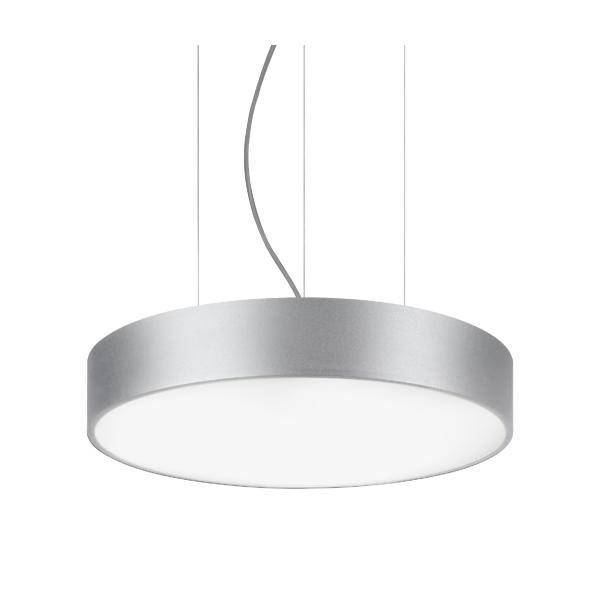 Moderná, guľatá závesná lampa v striebornom tieni s jednoduchým dizajnom, zavesená na niekoľkých tenkých lanách.